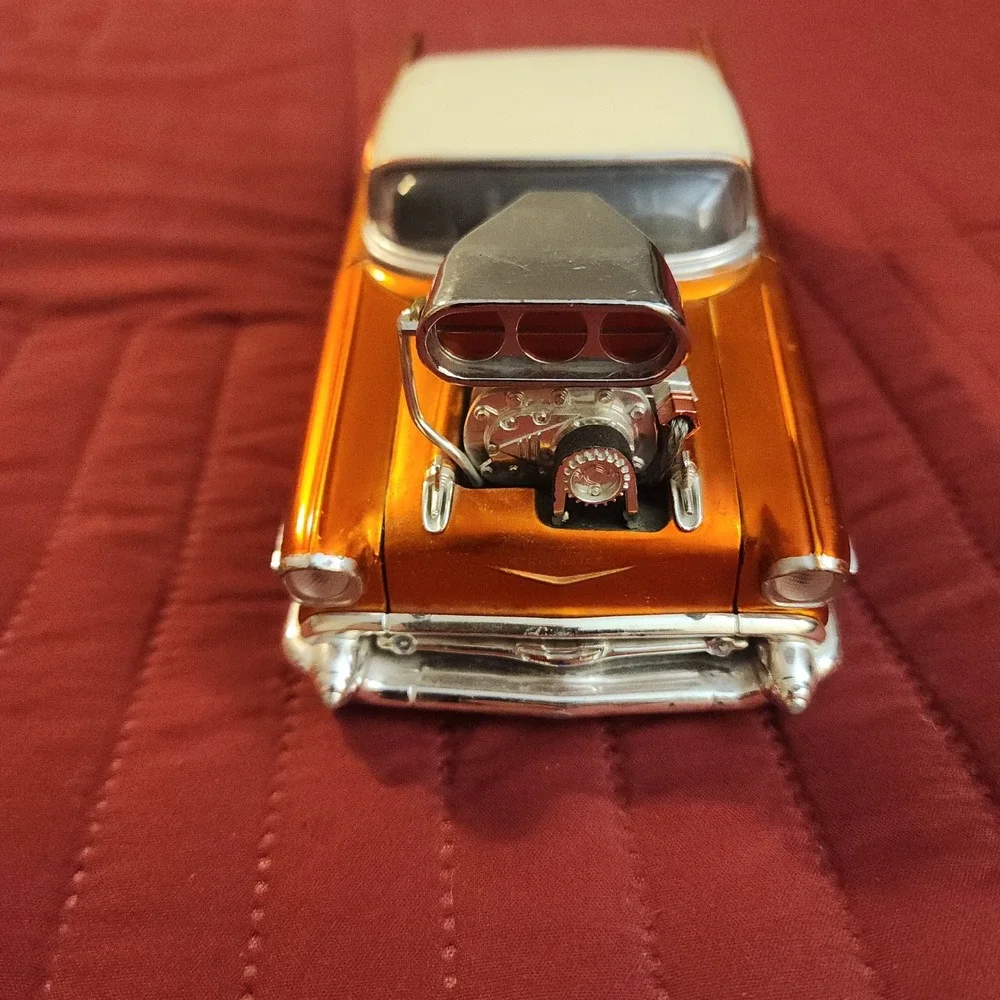 Muscle Machines 1957 Chevy 1:24 Diecast Hot Rod Orange Metallic Funline 57 Chevy